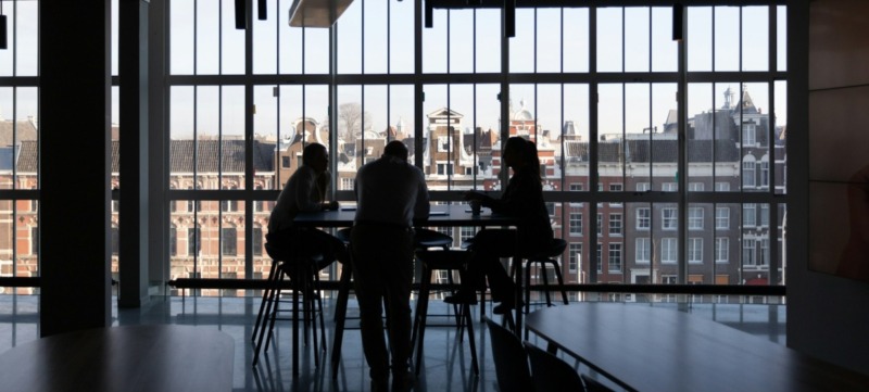 collega's praten over hun priveleven op werk