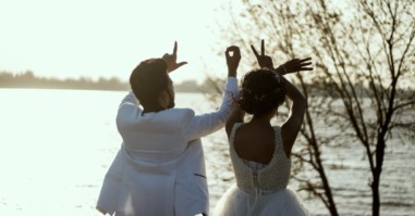 twee mensen zijn net getrouwd