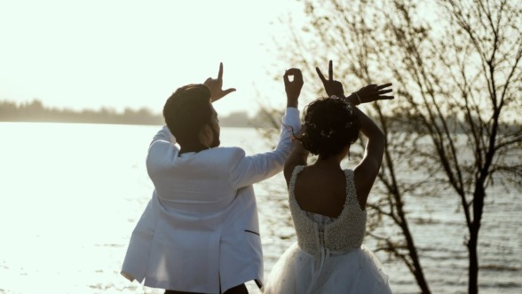 twee mensen zijn net getrouwd