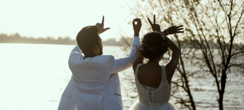 twee mensen zijn net getrouwd