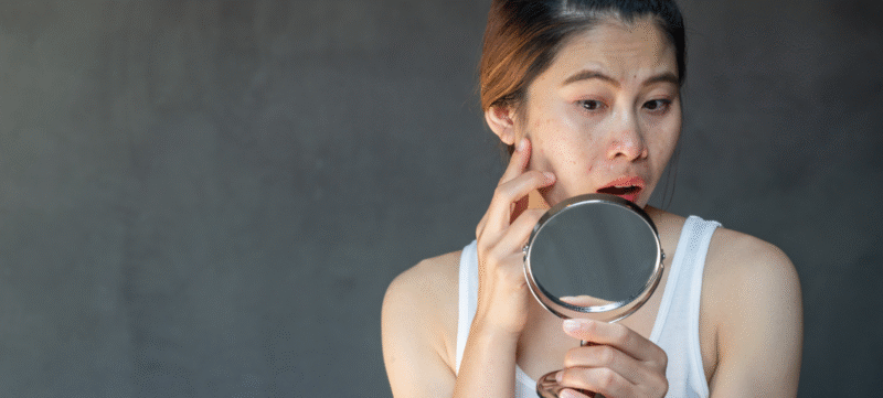 Vrouw kijkt in de spiegel met angst