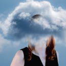 beeld van een vrouw die met haar hoofd in een wolk staat omdat haar brein overprikkeld is