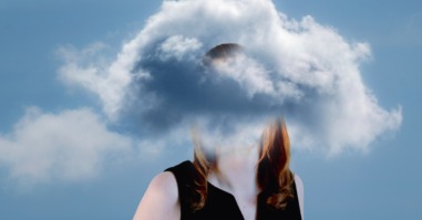 beeld van een vrouw die met haar hoofd in een wolk staat omdat haar brein overprikkeld is