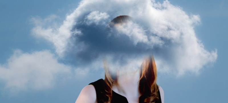 beeld van een vrouw die met haar hoofd in een wolk staat omdat haar brein overprikkeld is