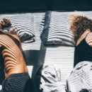 partners hebben ruzie met elkaar en liggen van elkaar verwijdert in bed