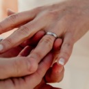 man doet trouwring om de vinger van partner