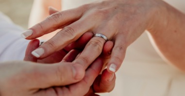 man doet trouwring om de vinger van partner