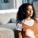 afbeelding van een vrouw ter illustratie bij een artikel over weer in contact komen met je lichaam