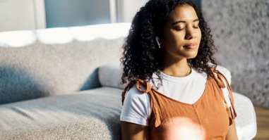 afbeelding van een vrouw ter illustratie bij een artikel over weer in contact komen met je lichaam