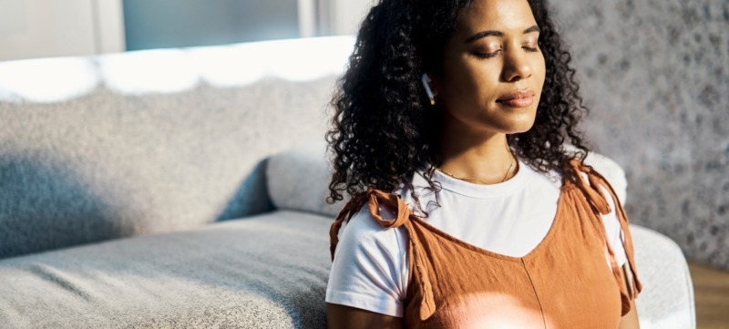 afbeelding van een vrouw ter illustratie bij een artikel over weer in contact komen met je lichaam