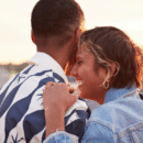 Stel geeft elkaar een knuffel