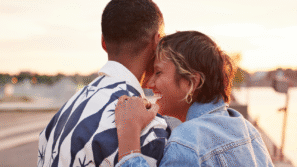 Stel geeft elkaar een knuffel