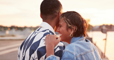 Stel geeft elkaar een knuffel