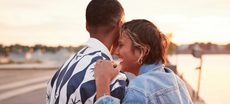 Stel geeft elkaar een knuffel