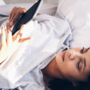 Vrouw scrolt op haar telefoon