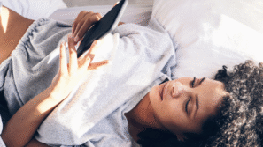 Vrouw scrolt op haar telefoon