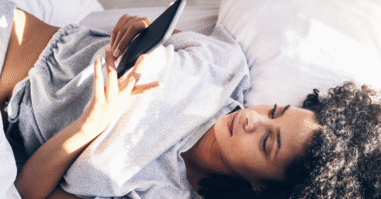 Vrouw scrolt op haar telefoon