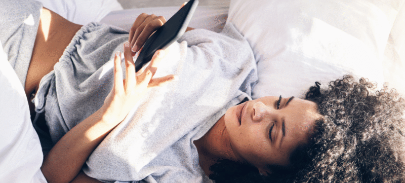 Vrouw scrolt op haar telefoon