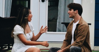 twee mensen zijn druk aan het praten