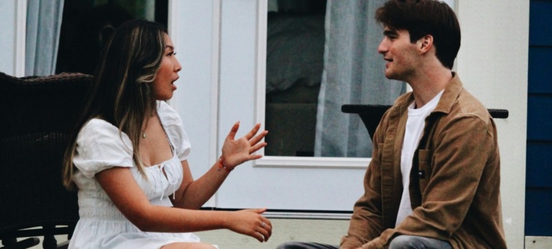 twee mensen zijn druk aan het praten