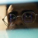 persoon is gefocust op zijn werk