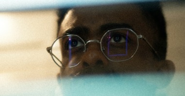 persoon is gefocust op zijn werk