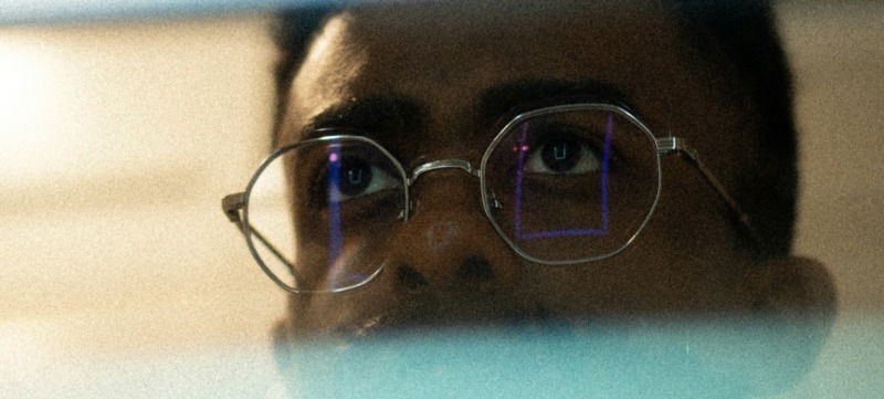 persoon is gefocust op zijn werk