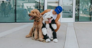 persoon met haar twee huisdieren