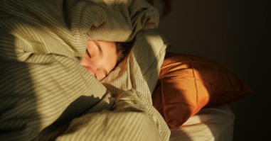 persoon ligt wakker in bed