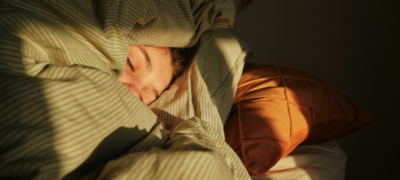 persoon ligt wakker in bed