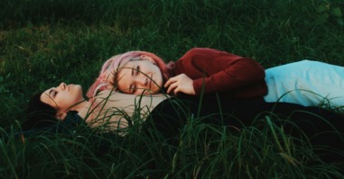 twee vrouwen in een monogame relatie knuffelen in het glas