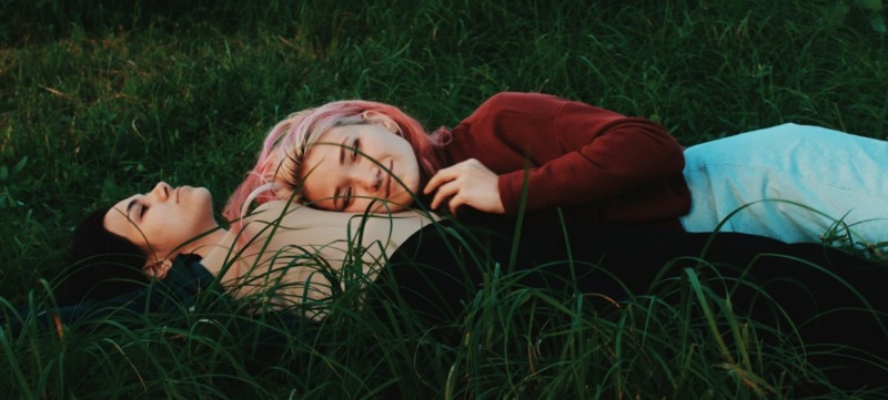 twee vrouwen in een monogame relatie knuffelen in het glas