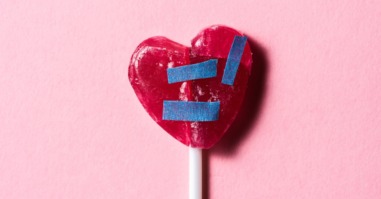 foto van een gebroken hartjeslolly