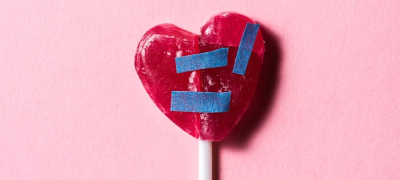 foto van een gebroken hartjeslolly