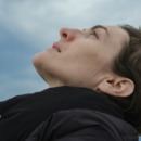 vrouw is overprikkeld en kijkt buiten naar de lucht om te ontspannen