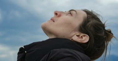 vrouw is overprikkeld en kijkt buiten naar de lucht om te ontspannen