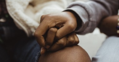 twee mensen houden elkaars handen vast om elkaar te helpen tijdens een verdrietige periode