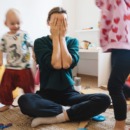 vrouw heeft stress van al het geregel thuis en de zorgtaken die op haar aan komen