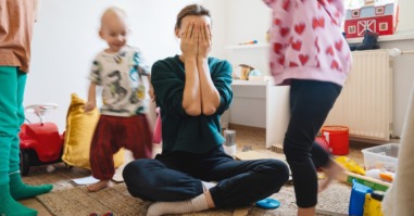 vrouw heeft stress van al het geregel thuis en de zorgtaken die op haar aan komen