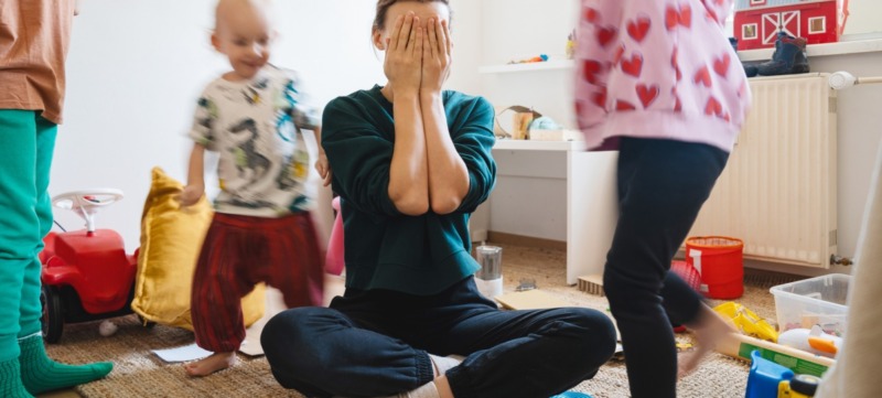vrouw heeft stress van al het geregel thuis en de zorgtaken die op haar aan komen