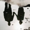 weerspiegeling in een plas van twee mensen in een relatie wat symbool staat voor een relatie die verwaterd