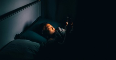 vrouw ligt wakker in haar bed en kan niet slapen