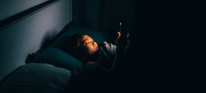 vrouw ligt wakker in haar bed en kan niet slapen
