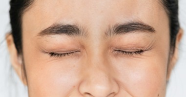 vrouw met ogen dicht omdat ze zich schaamt
