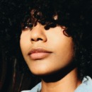 vrouw kijkt onderzoekend