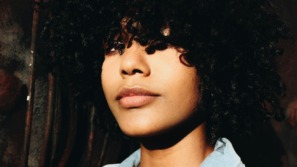 vrouw kijkt onderzoekend