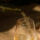 wijn wordt ingeschonken in een wijnglas