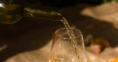 wijn wordt ingeschonken in een wijnglas