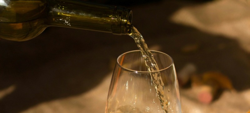wijn wordt ingeschonken in een wijnglas