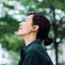 vrouw neemt rust